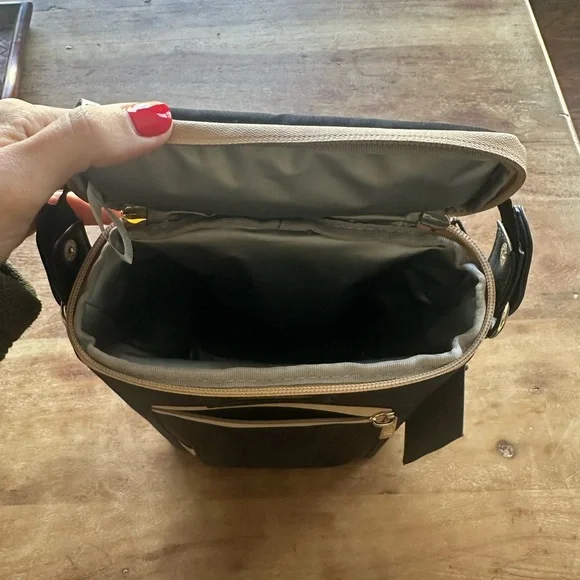 BEIS Black and Tan bottle Bag - Picture 2 of 2